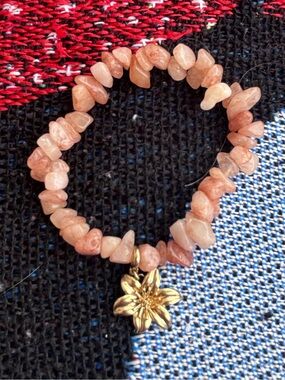 CHICOS PEACH ROCK GOLD FLOWER DANGLE BRACELET
